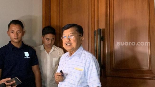 Jusuf Kalla saat ditemui di kediamannya, Brawijaya Raya, Jakarta Selatan. (Suara.com/Rakha)