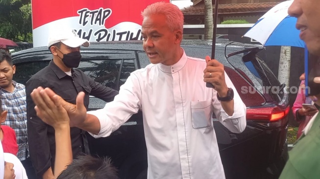 Momen Ganjar Pranowo saat akan meninggalkan Kota Semarang menuju Jakarta usai mencoblos. [Suara.com/Ikhsan]