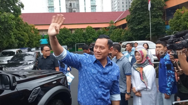 Ketum Partai Demokrat, Agus Harimurti Yudhoyono (AHY) mencoblos di TPS 101 yang bertempat di SDN Cipete Utara 09, Jakarta Selatan pada Rabu (14/02/24). (Suara.com/Muhammad Iqbal Fathurahman)