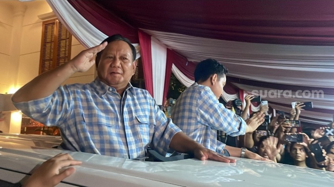 Calon presiden dan wakil presiden nomor urut 2, Prabowo Subianto dan Gibran Rakabuming Raka mengenakan kemeja kotak-kotak berwarna biru muda.  (Sura.com/Novian)
