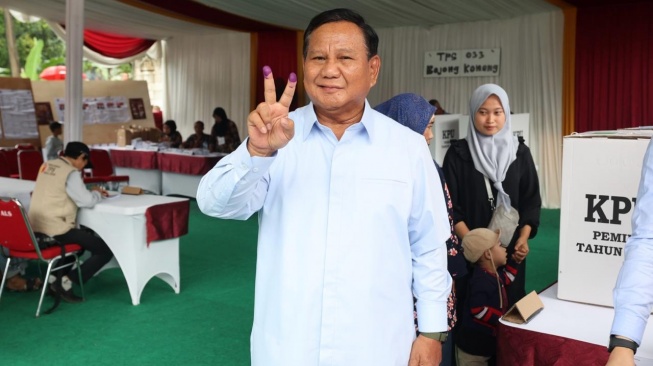 Prabowo Nyoblos di TPS 033 Bojong Koneng, Pose Salam Dua Jari