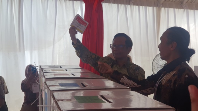 Selesai Sarapan Gudeg Yu Djum, Mahfud MD dan Keluarga Nyoblos ke TPS