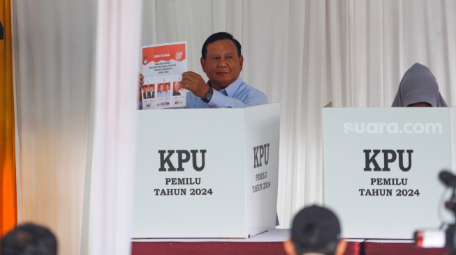 Calon Presiden nomor urut 2 Prabowo Subianto saat menggunakan hak pilihnya di TPS 033, Kampung Curug, Desa Bojong Koneng, Babakan Madang, Bogor, Jawa Barat, Rabu (14/2/2024). [Suara.com/Alfian Winanto]