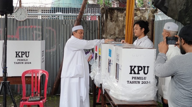 Habib Rizieq Shihab mencoblos jelang penutupan TPS. (Dok. Ist)