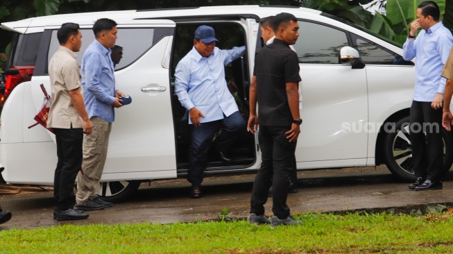 Calon Presiden nomor urut 2 Prabowo Subianto (tengah)beejalan mwnuju TPS intuknmenggunakan hak pilihnya di TPS 033, Kampung Curug, Desa Bojong Koneng, Babakan Madang, Bogor, Jawa Barat, Rabu (14/2/2024). [Suara.com/Alfian Winanto]