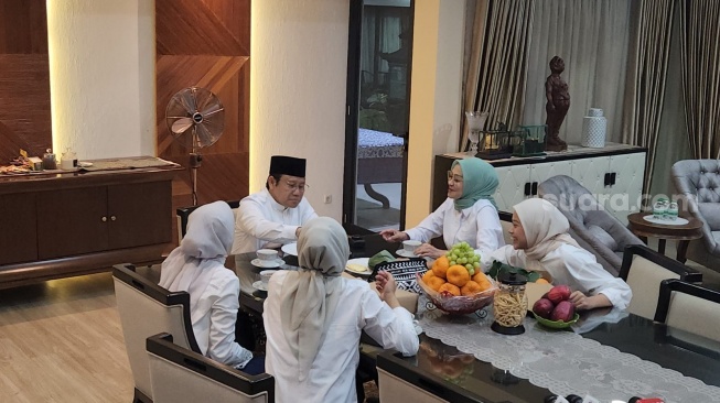 Muhaimin Iskandar atau Cak Imin sarapan bareng keluarga jelang pencoblosan. (Suara.com/Fakhri)