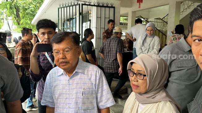 Jusuf Kalla dan istri usai mencoblos di TPS 03 yang berada di SMA Pangudi Luhur, RW 02, Kelurahan Pulo, Kecamatan Kebayoran Baru, Jakarta Selatan pada Rabu (14/2/2024). (Suara.com/Yaumal)