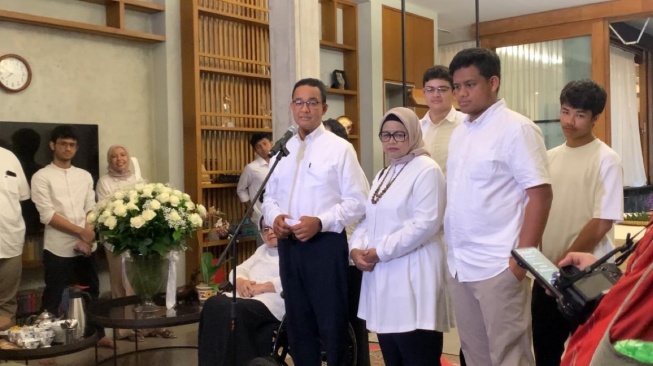 Momen Anies Baswedan Datang ke TPS Bareng Keluarga Sambil Dorong Kursi Roda Ibu