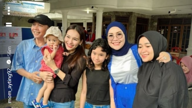 Keluarga Ayu Ting Ting nyoblos. (Instagram/@_mom_ayting92_)