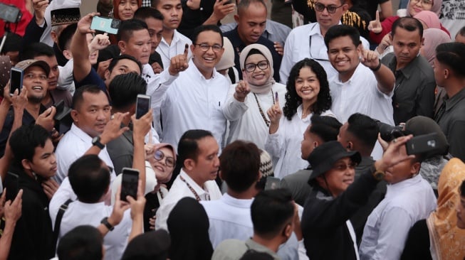 Capres nomor urut satu, Anies Baswedan bersama keluarga usai mencoblos di TPS Lebak Bulus (Foto: istimewa). 