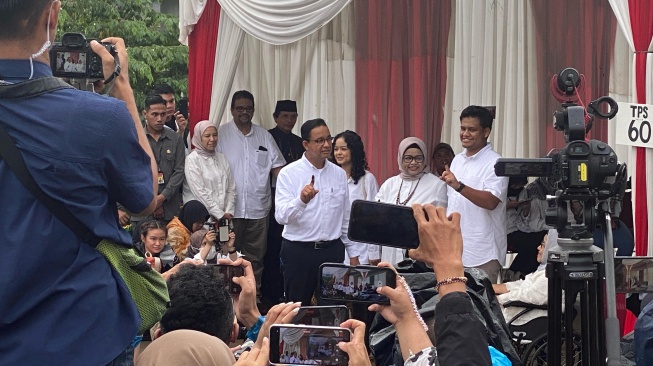 Momen Anies Baswedan Nyoblos di TPS 60 Bareng Keluarga, Pamer Jari Telunjuk Bekas Tinta