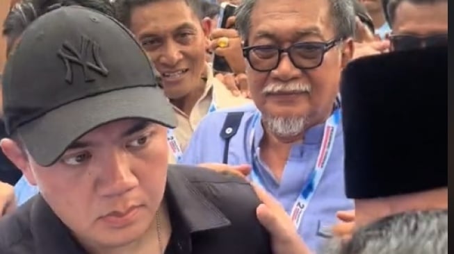 Detik-detik Prabowo Dorong Ajudan Demi Anis, Mayor Teddy Langsung Melotot [Tangkap layar Tiktok]