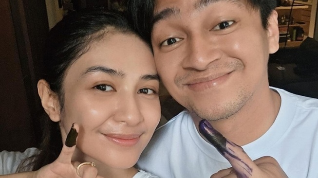 Potret Selfie Artis usai Nyoblos (Instagram/@devamahenra)