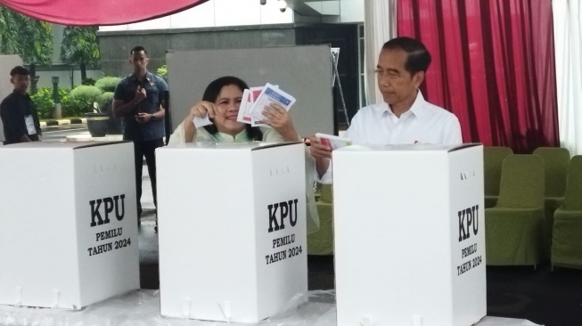 Presiden Jokowi bersama Iriana Jokowi mencoblos di TPS 10 Gambir, Jakarta pada Rabu (14/2/2024). [Suara.com/Yasir]