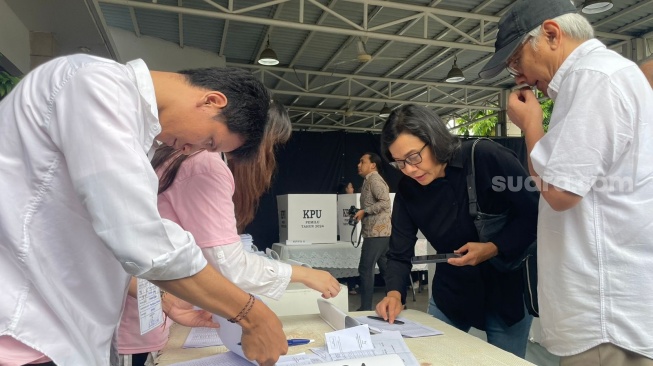 Pakai Kemeja Hitam Sri Mulyani Nyoblos di Bintaro Tangsel Bareng Suami