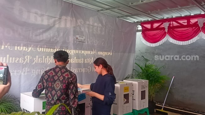 Nagita Slavina saat nyoblos di TPS kawasan Pangkalan Jatibaru, Depok pada Rabu (14/2/2024). [Suara.com/Rena Pangesti]