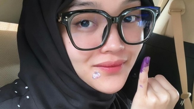 Potret Selfie Artis usai Nyoblos (Instagram/@putridelinaa)