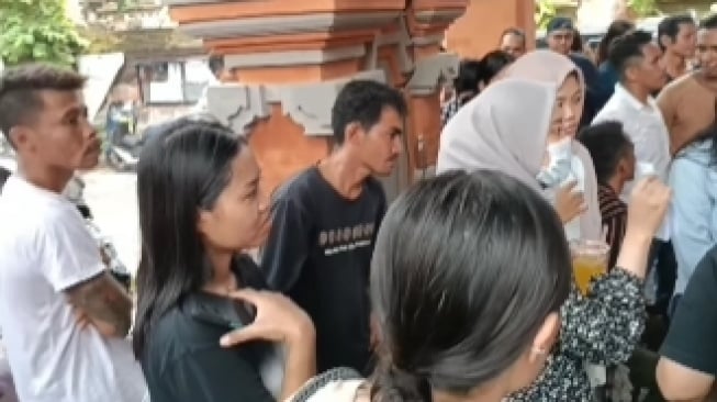 Ratusan Warga Geruduk KPU Denpasar, Minta Hak Pilih di Luar KTP