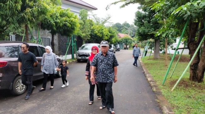 Menteri Pekerjaan Umum dan Perumahan Rakyat (PUPR) Basuki Hadimuljono bersama keluarga menuju TPS 161 di Kemang Pratama Bekasi, Jawa Barat pada Rabu (14/2/2024). ANTARA/Aji Cakti 