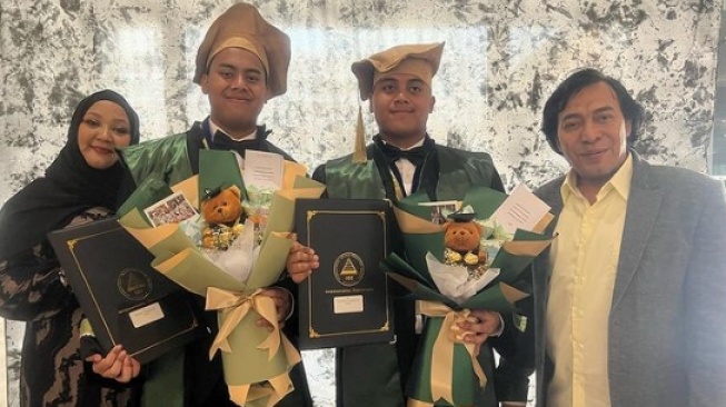 Anak Komeng Ganteng lalu Bagus lulus SMA. [Instagram/@indradewi2242]
