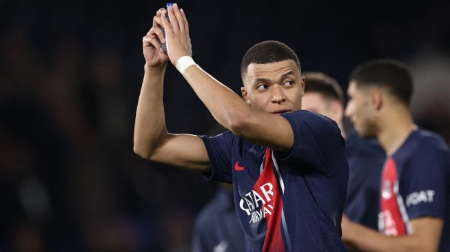 Penyerang PSG, Kylian Mbappe merayakan kemenangan timnya atas Real Sociedad pada laga Liga Champions di Parc des Princes, Paris, Prancis yang rampung Kamis (15/2/2024) pagi WIB. [F FIFE / AFP]