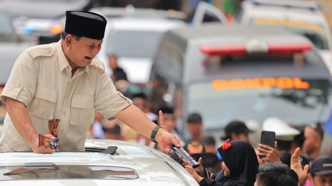 Salah satu foto estetik Prabowo Subianto ketika membagi-bagikan makanan ringan ke masyarakat. (Instagram/@prabowo)