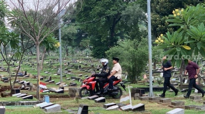 Capres nomor urut 2, Prabowo Subianto berziarah ke makam ayahnya, Sumitro Djodjohadikusumo di TPU Karet Bivak, Jakarta Pusat, Kamis (15/2/2024). (Suara.com/Rakha)