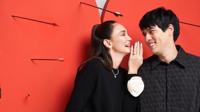 Diberi Hadiah Kejutan Valentine oleh Maxime Bouttier, Busana Luna Maya Bikin Salah Fokus