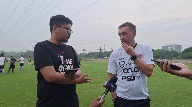 Pelatih Persija Jakarta Thomas Doll (kanan) saat ditemui di Lapangan Nirwana Park, Sawangan, Depok, Kamis (15/2/2024). (Suara.com/Adie Prasetyo).