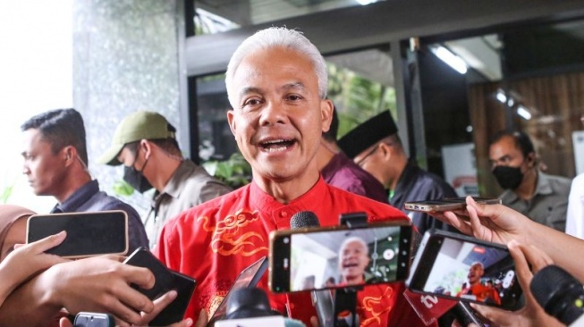 Calon Presiden RI 3 Ganjar Pranowo menjawab pertanyaan wartawan usai pertemuan di Gedung High End, Jakarta, Kamis (15/2/2024). ANTARA FOTO/Asprilla Dwi Adha/nym.