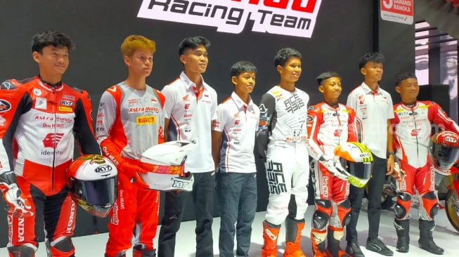 Ada 11 pembalap di trek aspal mau pun non-aspal yang diberi kepercayaan PT Astra Honda Motor lewat Astra Honda Racing Team untuk berlaga dengan semangat "Satu Hati Raih Impian" [Suara.com/CNR ukirsari].