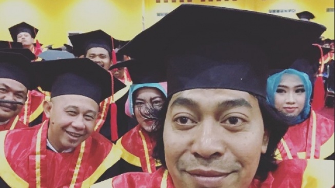 Komeng saat wisuda. [Instagram]