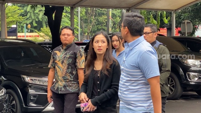 Tamara Tyasmara didampingi pengacara Sandy Arifin dan tim saat memenuhi panggilan tes kejiwaan di Mapolda Metro Jaya, Jakarta, Kamis (15/2/2024) [Suara.com/Adiyoga Priyambodo]