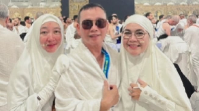 Orang tua Ayu Ting Ting dan Muhammad Fardana umrah. [Instagram/@mom_ayting92_]