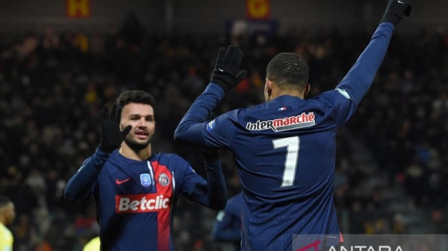 Penyerang PSG Goncalo Ramos (kiri) merayakan gol dengan rekan setimnya Kylian Mbappe (kanan). ANTARA/AFP/Guillaume Souvant/aa. (AFP/GUILLAUME SOUVANT)