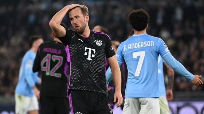 Ekspresi penyerang Bayern Munich, Harry Kane pada laga Liga Champions kontra Lazio di Stadion Olimpico, Roma, Italia yang rampung Kamis (15/2/2024) pagi WIB. [Alberto PIZZOLI / AFP]