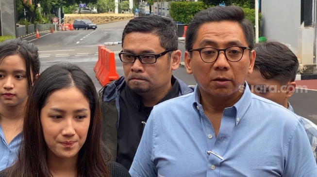 Tamara Tyasmara didampingi pengacara Sandy Arifin dan tim saat memenuhi panggilan tes kejiwaan di Mapolda Metro Jaya, Jakarta, Kamis (15/2/2024) [Suara.com/Adiyoga Priyambodo]