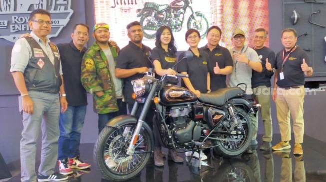 Jajaran manajemen Royal Enfield Indonesia dan para undangan dalam launching All-New Bullet 350 Black Gold di IIMS 2024 [Suara.com/CNR ukirsari]