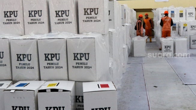 Petugas membawa logistik pemilu 2024 saat tiba di Gudang penampungan logistik KPU kota administrasi Jakarta Timur Kecamatan Ciracas, Kamis (15/2/2024). [Suara.com/Alfian Winanto]