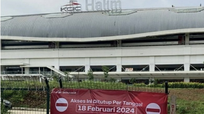 Akses tol menuju Stasiun Kereta Cepat Whoosh Halim yang berada di Jalan Tol Jakarta-Cikampek KM 00+850 A akan ditutup secara permanen pada 18 Februari 2024 [ANTARA/HO-KCIC]