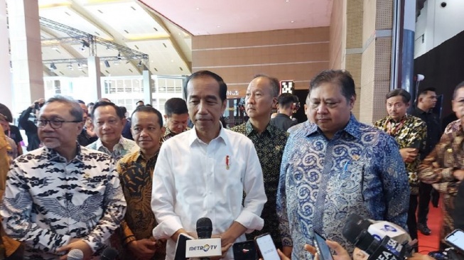 Presiden Joko Widodo atau saat menyampaikan keterangan kepada wartawan usai membuka Indonesia International Motor Show (IIMS) 2024 di JiExpo, Jakarta Pusat, Kamis (15/2/2024). (ANTARA/Andi Firdaus)