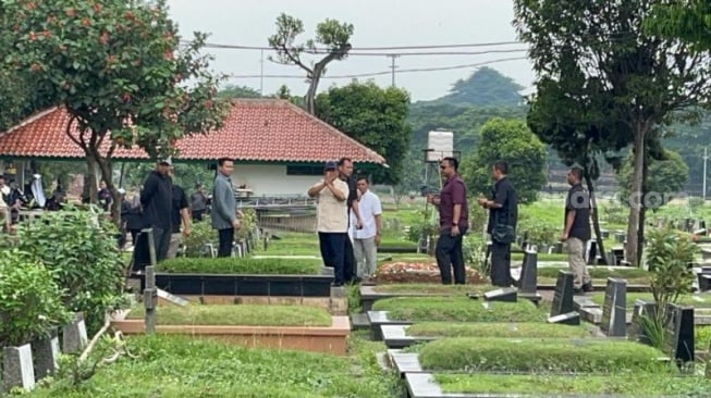 Capres nomor urut satu Prabowo Subianto usai berziarah ke makam ibunya di TPU Tanah Kusir, Jaksel. (Suara.com/M Yasir)