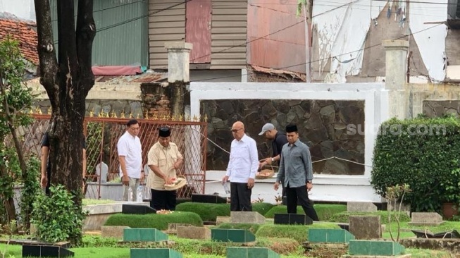 Capres nomor urut 2, Prabowo Subianto berziarah ke makam ayahnya, Sumitro Djodjohadikusumo di TPU Karet Bivak, Jakarta Pusat, Kamis (15/2/2024). (Suara.com/Rakha)