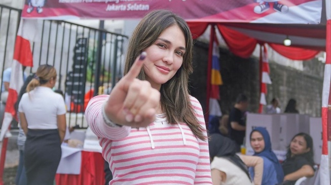 Ikut Pemilu 2024, Luna Maya Kebingungan Buka Kertas Suara Warna Biru: Nggak Tahu Ini Siapa?