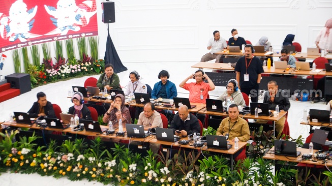 Petugas memantau hasil rekapitulasi sementara pemungutan suara Pemilihan Umum (Pemilu) 2024 di Gedung Komisi Pemilihan Umum (KPU) Republik Indonesia di Jakarta, Kamis (15/2/2024). [Suara.com/Alfian Winanto]