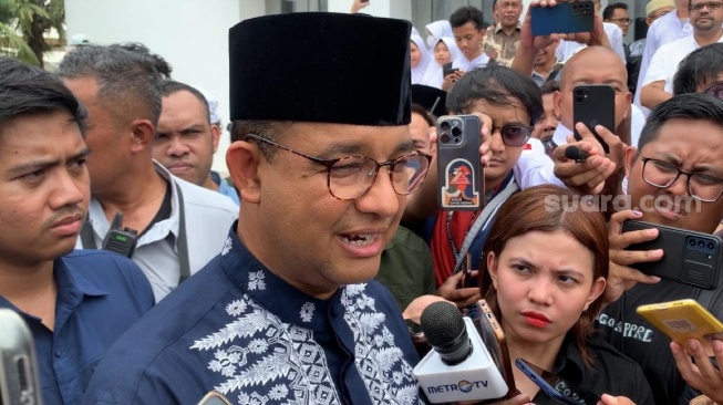 Capres nomor urut 1, Anies Baswedan ditemui awak media di Masjid Al-Azhar, Jakarta Selatan, Jumat (16/2/2024). (Suara.com/Rakha)