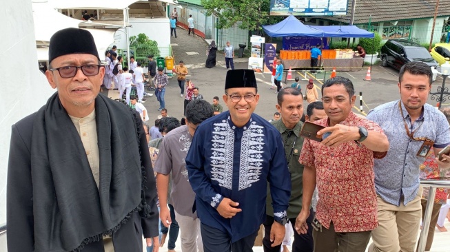 Momen Anies Jumatan di Masjid Al Azhar Jakarta Pasca Pencoblosan