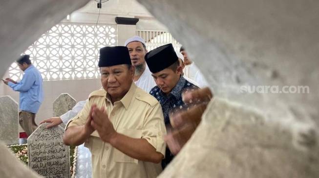 Ziarah ke Makam Habib Ali Kwitang, Prabowo Diteriaki Presiden hingga Kecup Kening Anak-anak