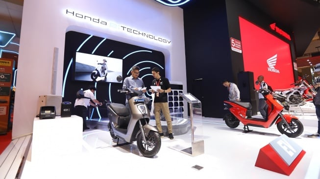 Zona EV Astra Honda Motor di IIMS 2024 antara lain memajang Honda SC e: Concept yang sebelumnya dipamerkan di Japan Mobility Show dan Esposizione Internazionale Ciclo Motorciclo e Accesori (EICMA) tahun lalu [PT Astra Honda Motor].