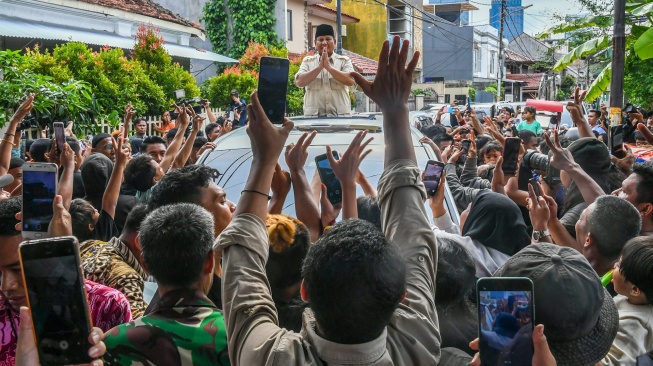 Calon presiden nomor urut 2 Prabowo Subianto (tengah) menyapa warga usai berziarah ke makam Habib Ali Kwitang di Masjid Al Riyadh, Kwitang, Jakarta Pusat, Jumat (16/2/2024). [ANTARA FOTO/Galih Pradipta/nym]